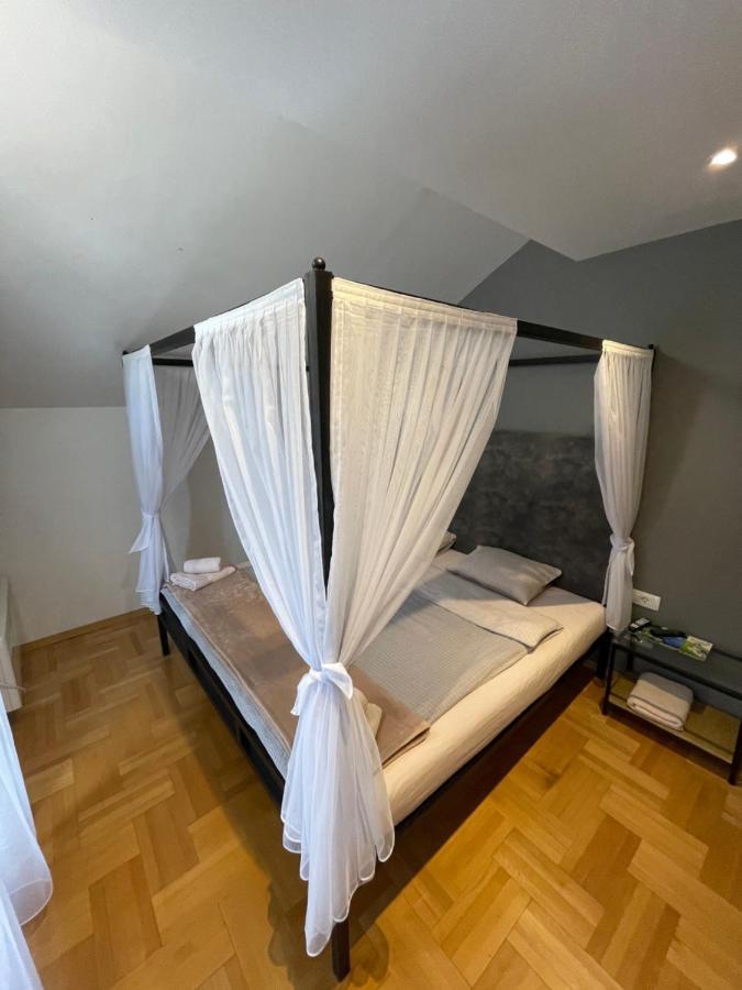 Town Hostel Peje Bagian luar foto