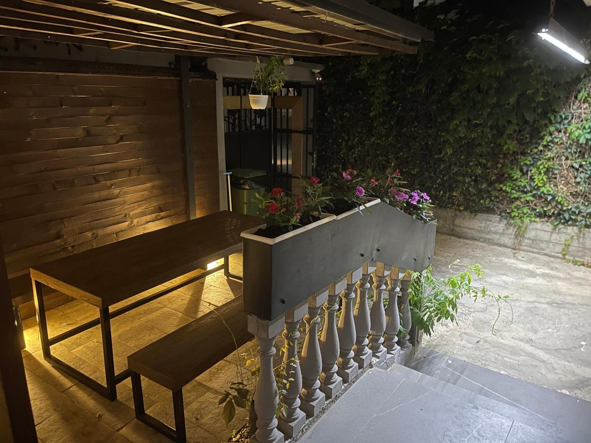 Town Hostel Peje Bagian luar foto