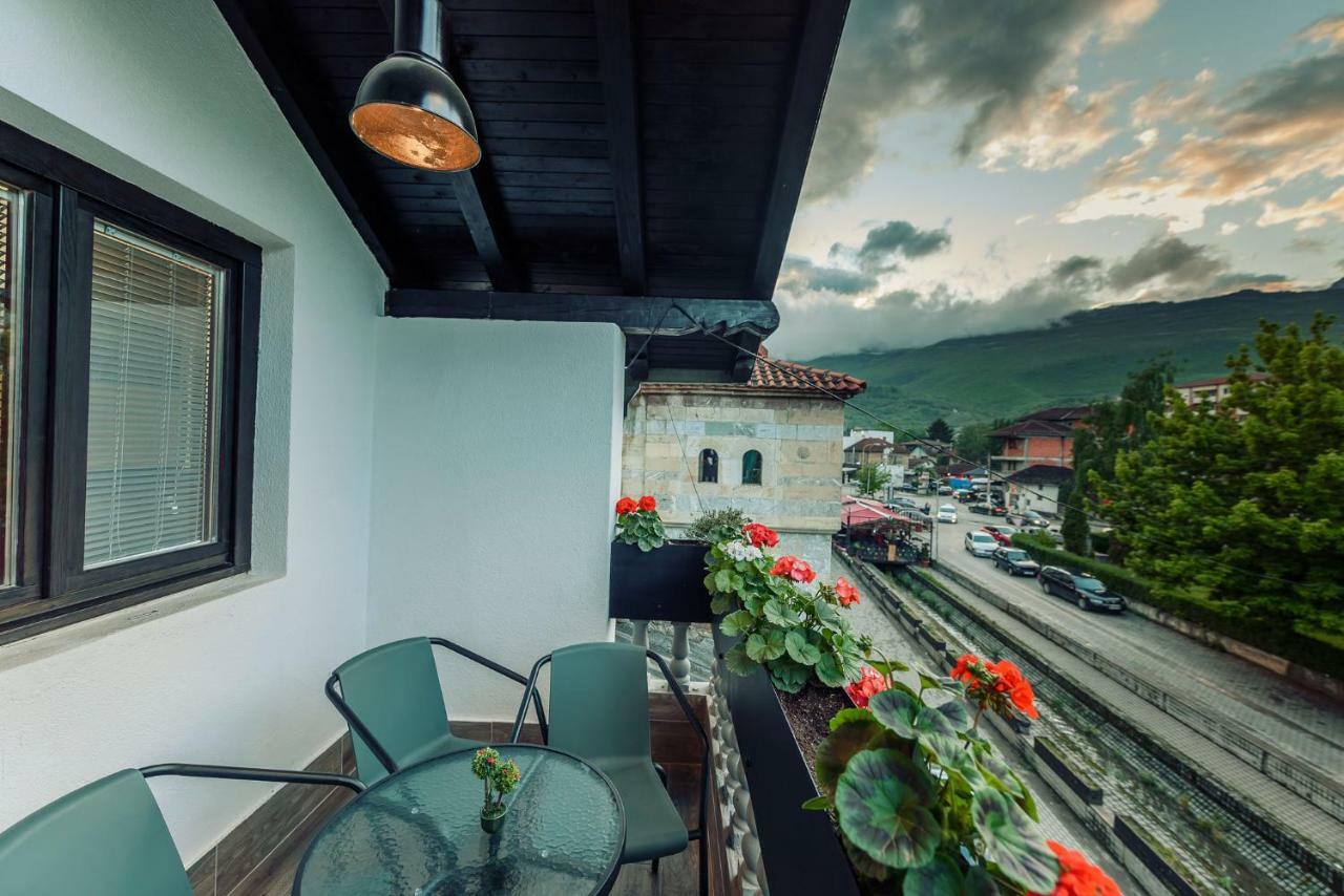 Town Hostel Peje Bagian luar foto