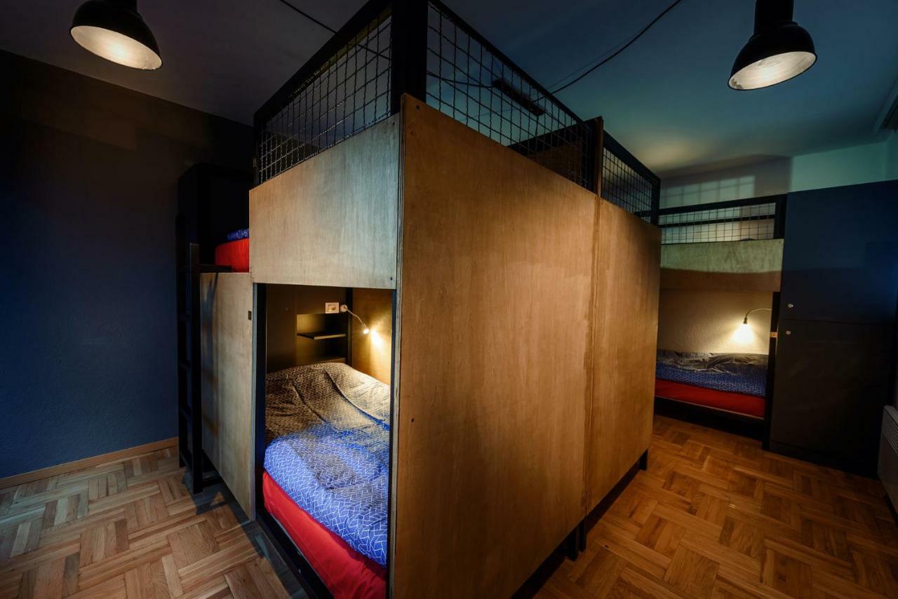Town Hostel Peje Bagian luar foto