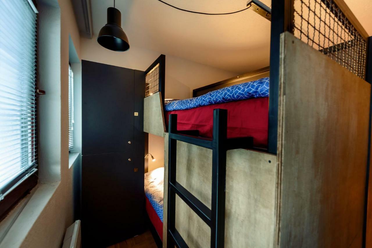 Town Hostel Peje Bagian luar foto
