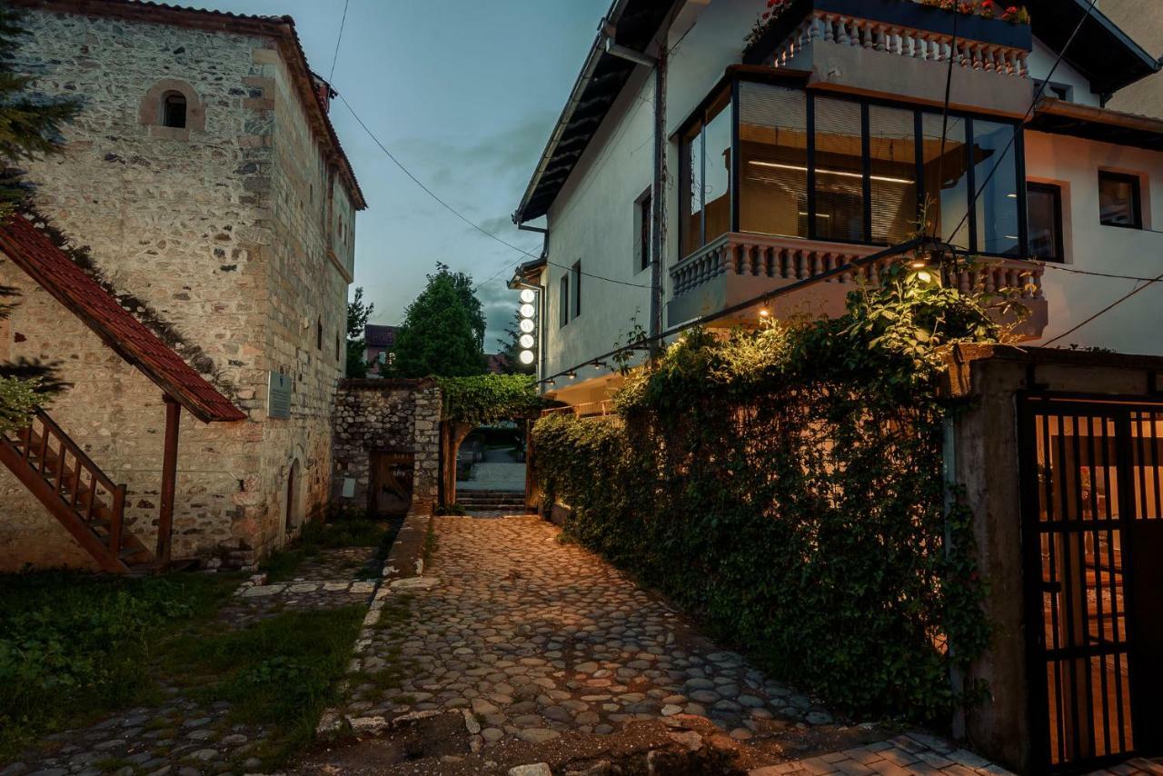 Town Hostel Peje Bagian luar foto