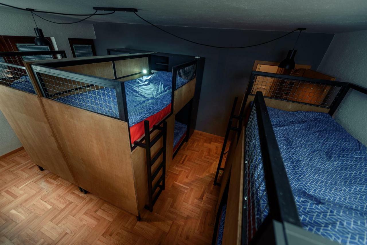Town Hostel Peje Bagian luar foto