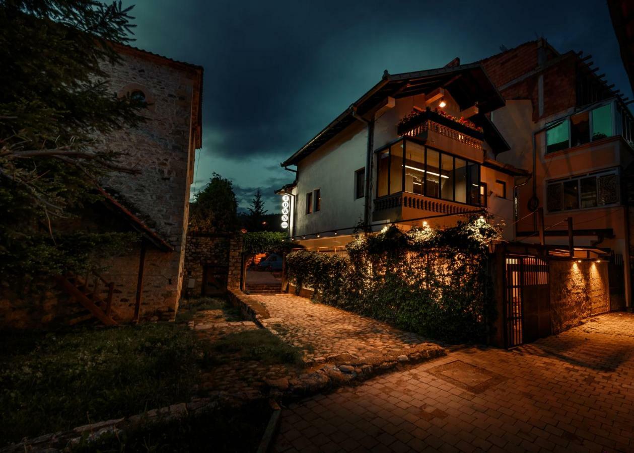 Town Hostel Peje Bagian luar foto