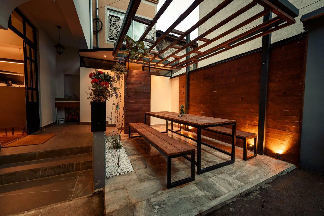 Town Hostel Peje Bagian luar foto